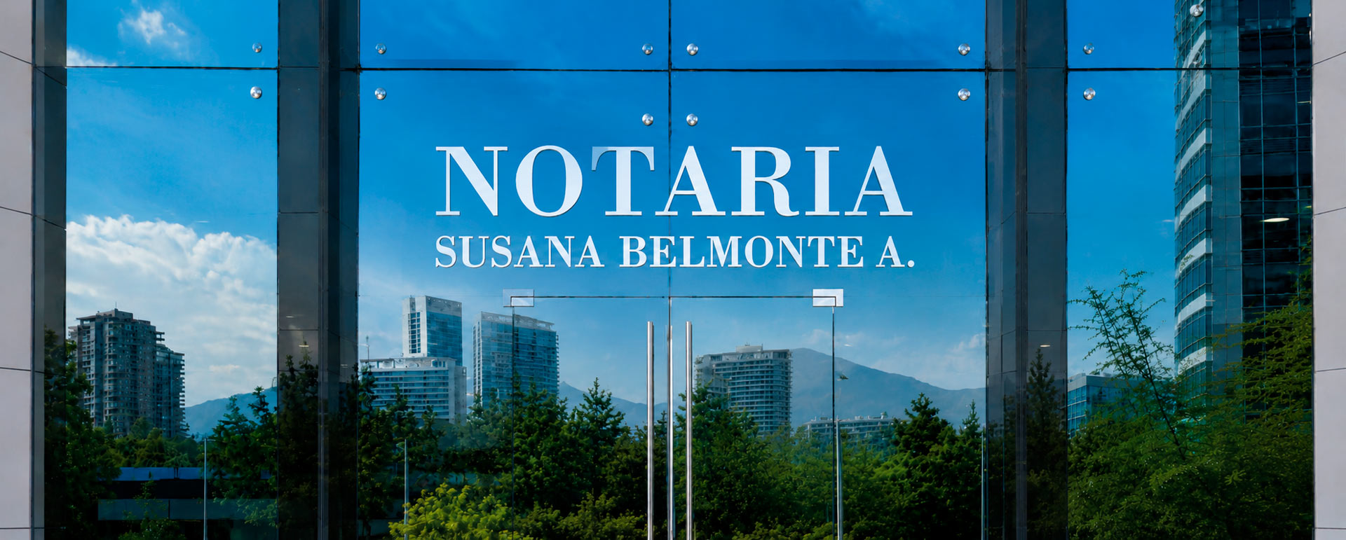 Fachada de vidrio del edificio Notaría Susana Belmonte en Las Condes