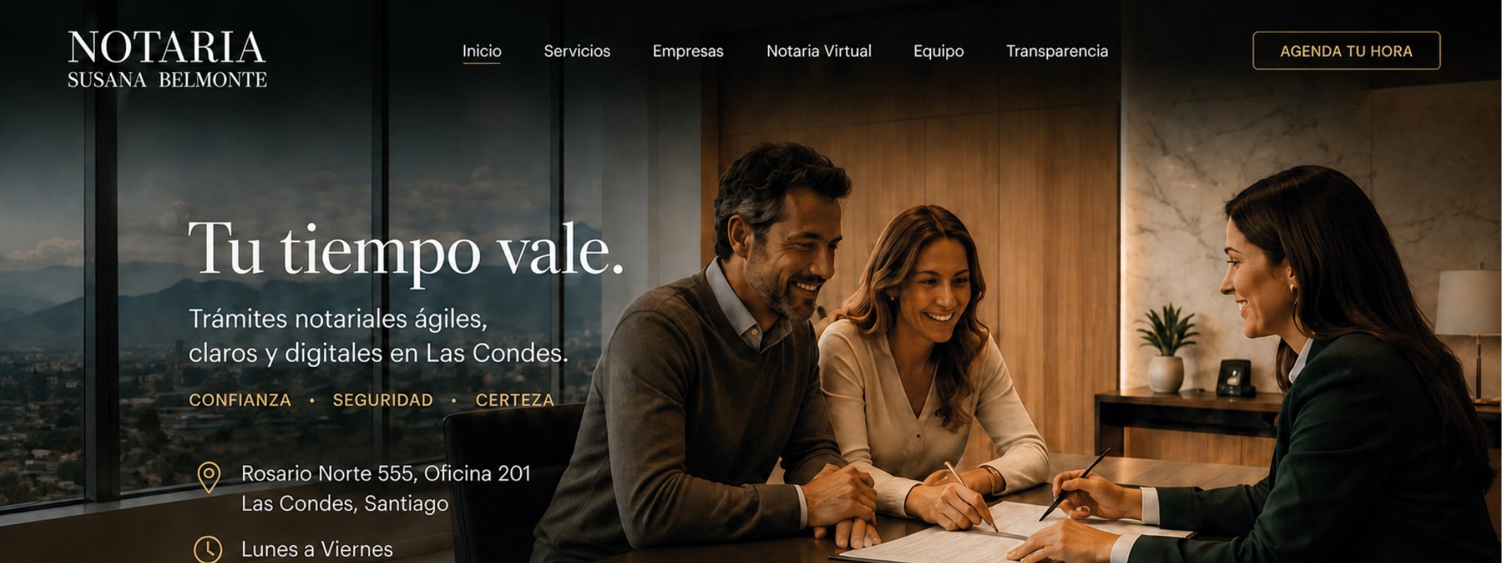 Pareja firmando un documento notarial junto a una notaria